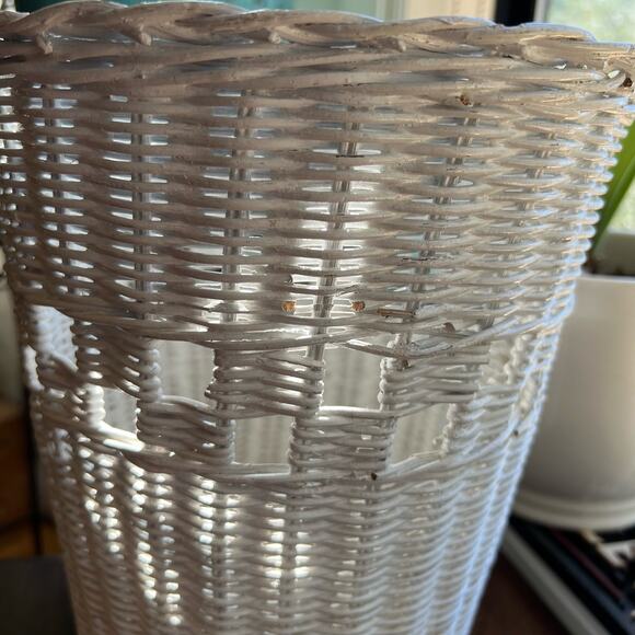 White Wicker Wastepaper Basket Trash Can Woven Shabby Chic Cottage Farmhouse Vtg - Picture 6 of 10